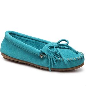 Minnetonka Kilty moccasin in teal. Size 8.